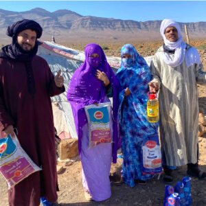 Mokhtar et Bachir avec femmes nomades nourriture don